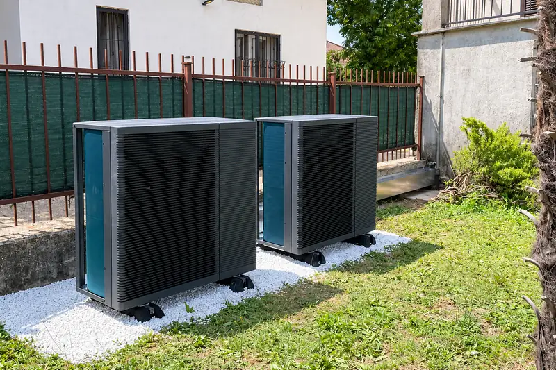 Le due unità esterne installate su basamento in ghiaia, a lavoro finito