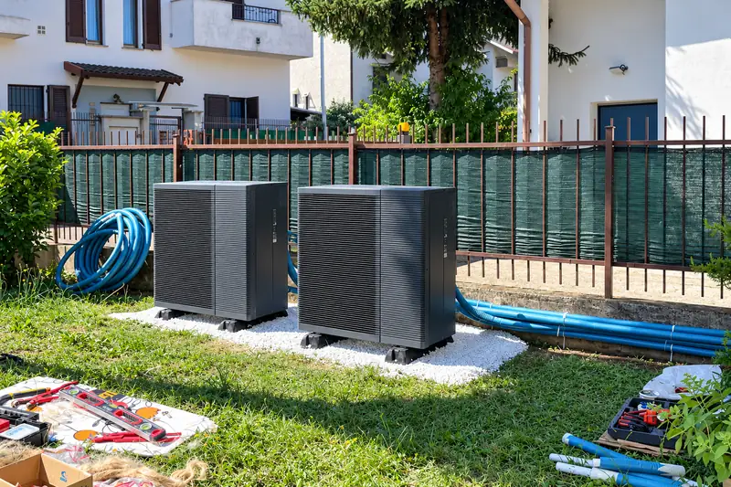 Cantiere in corso: le due unità esterne posizionate, tubazioni e attrezzi